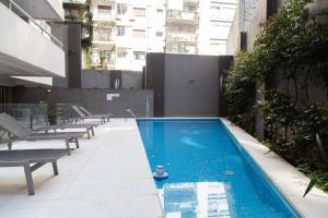 uma piscina ao lado de um edifício em Abedul Deluxe Apartment em Buenos Aires