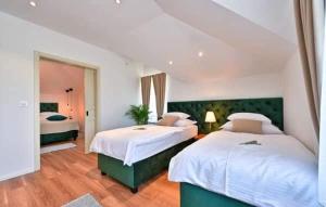 une grande chambre avec deux lits avec des draps blancs dans l'établissement STRUČIĆ WINERY ESTATE, à Vinogradi Ludbreški