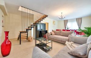 - un salon avec un canapé et un vase rouge dans l'établissement STRUČIĆ WINERY ESTATE, à Vinogradi Ludbreški