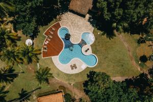 una vista aérea de una piscina en un parque en Bangalôs do Gameleiro en Praia dos Carneiros