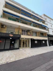 ein großes Gebäude mit einem Balkon darauf in der Unterkunft Viva Riviera Brand New Top Floor close Croisette in Cannes
