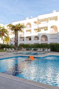um hotel com piscina em frente a um edifício em #193 Balcony Ocean View with Pool and AC em Porches