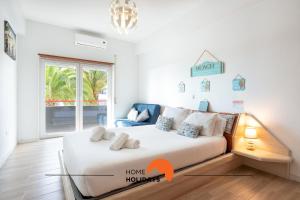 ポルシェスにある#193 Luxury Ocean View by Home Holidaysの大きなベッドと窓のある寝室 +51枚の写真