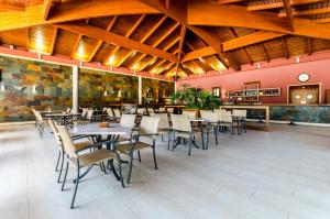 A restaurant or other place to eat at El Plantío Golf Resort