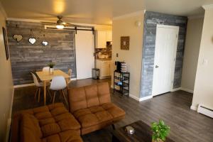 Svetainės erdvė apgyvendinimo įstaigoje Stylish cozy 1 Bedroom Apartment in Ferndale MI