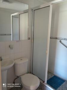 een badkamer met een toilet en een wastafel bij Cabanas Piedras Preciosas in El Quisco