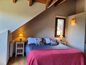 Un dormitorio con una cama con una manta morada. en morenaaparts, en San Carlos de Bariloche