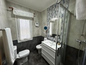 Ένα μπάνιο στο Apartamentos El Pradón +64 φωτογραφίες