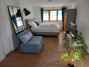 una sala de estar con una cama y un sofá en Lovely Rita, Studio Kaprun, en Kaprun