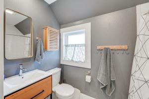 Ένα μπάνιο στο Bright Bellingham Home with Fire Pit 1 Mi to Beach! +25 φωτογραφίες