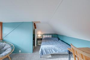 Ένα ή περισσότερα κρεβάτια σε δωμάτιο στο Bright Bellingham Home with Fire Pit 1 Mi to Beach!