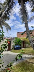un bâtiment avec un palmier à côté d'une rue dans l'établissement Casa de Férias Arborizada, à Canavieiras