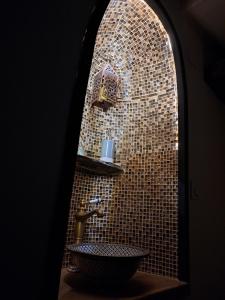 een badkamer met een wastafel en een spiegel bij verzée in Segré