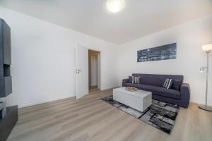 een woonkamer met een bank en een tafel bij Marino's Apartment in Udine