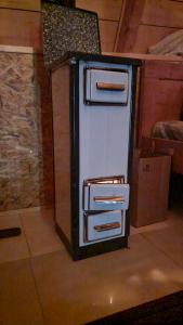 ein alter Kühlschrank mit drei Schubladen in einem Zimmer in der Unterkunft Katun VRELA - Vergaševići in Bijelo Polje