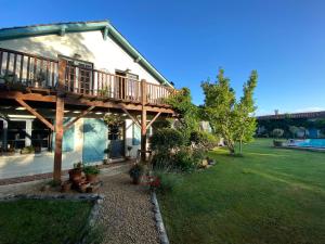 ein Haus mit seitlicher Terrasse in der Unterkunft Immaculate 6 plus Bed Villa with pool in Sarron in Sarron