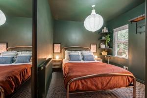 2 camas en una habitación con paredes verdes en The Wellesley, en Belfast