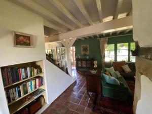 ein Wohnzimmer mit Sofa und Bücherregal in der Unterkunft Immaculate 6 plus Bed Villa with pool in Sarron in Sarron