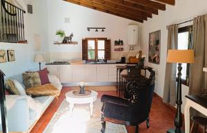 een woonkamer met een bank en een tafel bij Apartamento Montes by Finca Los Arcos in Comares