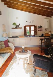 - un salon avec un canapé et une table dans l'établissement Apartamento Montes by Finca Los Arcos, à Comares