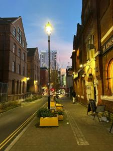 een straatlicht aan de kant van een stadsstraat bij Spacious 2 Bedroom City Centre Apartment by Cloud Suites in Manchester