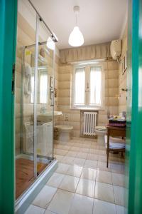 ein Bad mit einer Dusche, einem WC und einem Waschbecken in der Unterkunft Ai 4 Elementi in Pisa