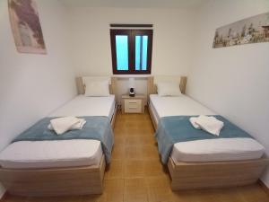 - 2 lits jumeaux dans une chambre avec fenêtre dans l'établissement Casa d'Avó, à Araújo
