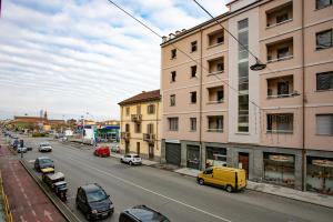 vista su una strada cittadina con auto e edifici di A due passi dal centro, Valentino's Apartment a Casale Monferrato