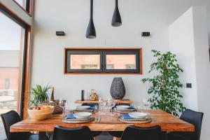 a dining room with a wooden table with chairs at Cabanas do Pico 2A in Canto da Areia