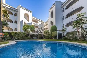 Swimmingpoolen hos eller tæt på Luminoso Duplex 4 hab. en Guadalmina Baja