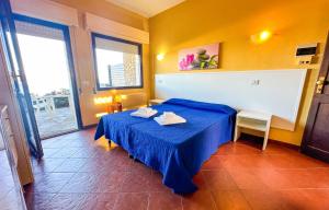 a room with a blue table in a room at Residence Hotel La Pelosetta in Stintino