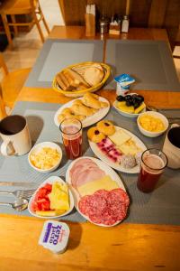 una mesa con diferentes tipos de comida en platos en Hotel Cumbres del Sur, en Pucón