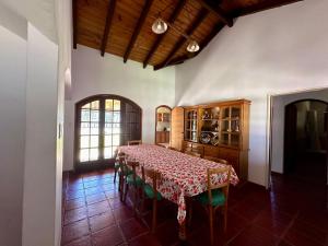 d'une salle à manger avec une table et une fenêtre. dans l'établissement Casaquinta Haras El Tropicano, à Bahía Blanca