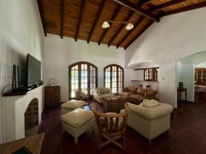 - un salon avec un canapé et une cheminée dans l'établissement Casaquinta Haras El Tropicano, à Bahía Blanca