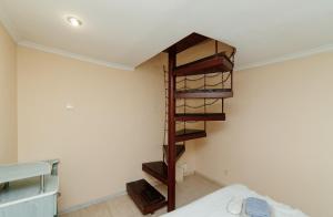 ein Zimmer mit einem Regal in der Ecke eines Zimmers in der Unterkunft Vieru in Chişinău
