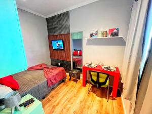 een slaapkamer met een bed en een rode tafel bij O Berço do Samba Carioca in Rio de Janeiro