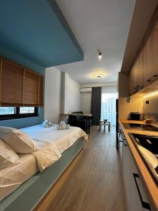 pokój hotelowy z łóżkiem i kuchnią w obiekcie Ocean-Πολυτελές διαμέρισμα στο Αγρίνιο w mieście Agrinio
