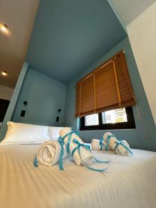 sypialnia z łóżkiem z ręcznikami w obiekcie Ocean-Πολυτελές διαμέρισμα στο Αγρίνιο w mieście Agrinio