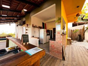 un restaurant avec un comptoir et une cuisine dans une pièce dans l'établissement OXE hostel, à Moreré