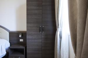 A bed or beds in a room at Hotel Amalfi