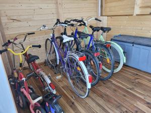 un grupo de bicicletas estacionadas en un garaje en Domek na Pagórku, en Lwówek Śląski