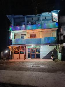 um edifício com luzes acesas à noite em Hotel UK Nest em Sabari