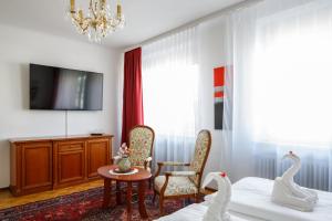 A television and/or entertainment centre at Pension Laubenhof