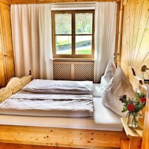 a bed in a room with a window at Ferienwohnung Kathi in Samerberg