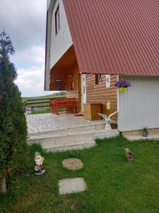 un fienile con tetto rosso e patio di House Sandra a Žabljak