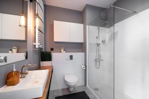 Et badeværelse på Warsaw Night Apartments Giełdowa + 42 billeder