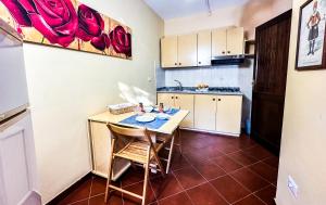 a small kitchen with a table and a counter top at Residence Hotel La Pelosetta in Stintino