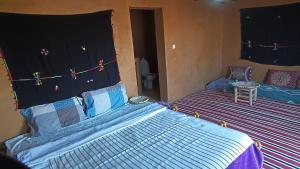 Letto o letti in una camera di Mhamid yaya camp & activités