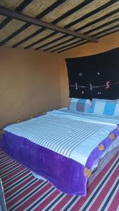 Letto o letti in una camera di Mhamid yaya camp & activités