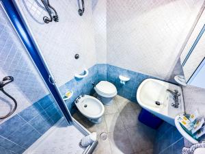 a bathroom with a toilet and a sink at Residence Hotel La Pelosetta in Stintino